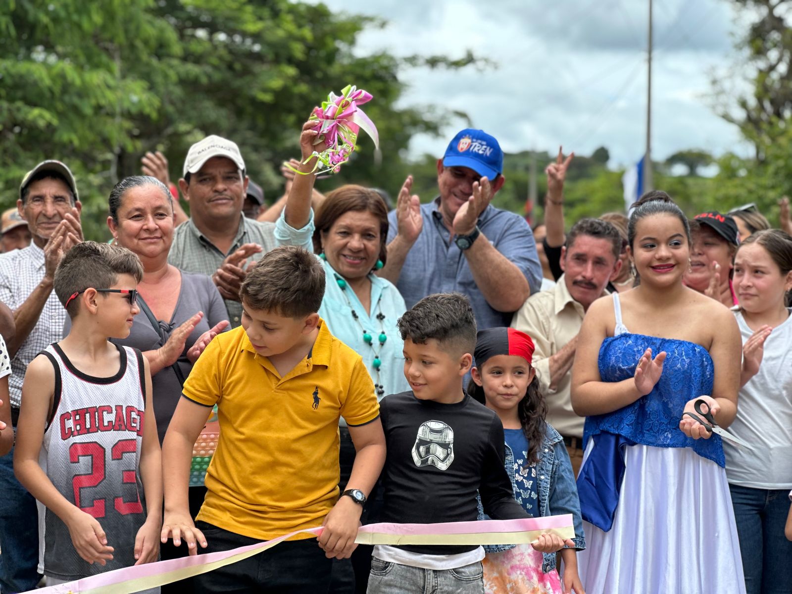 Inauguración de revestimiento de camino en la comunidad Sabana Larga